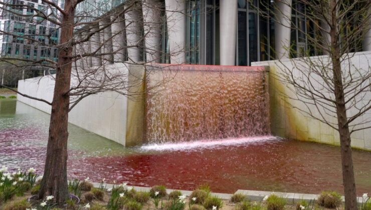 ABD Büyükelçiliği Önünde Kan Gölleriyle Protesto Düzenledi