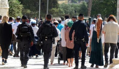 İsrail ordusu Mescid-i Aksa’ya baskın düzenledi