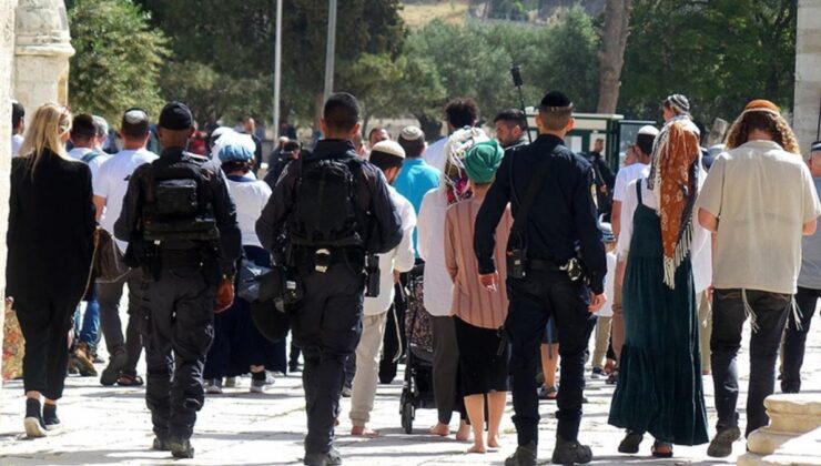İsrail ordusu Mescid-i Aksa’ya baskın düzenledi