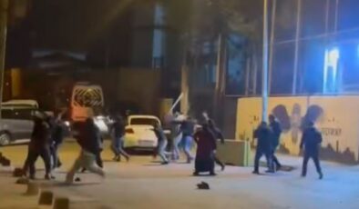 polis merkezi önünde sopalı kavga