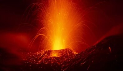 İtalya’da Etna Yanardağı kül ve lav püskürttü