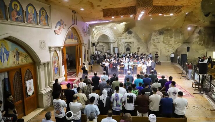 Kahire’de Paskalya Ayini Kutlandı