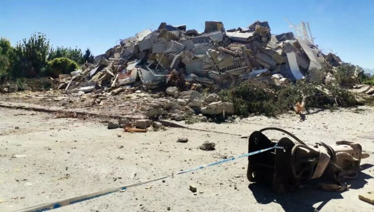 Kahramanmaraş’ta Depremde Hasar Gören Binanın Yıkımı Tamamlandı