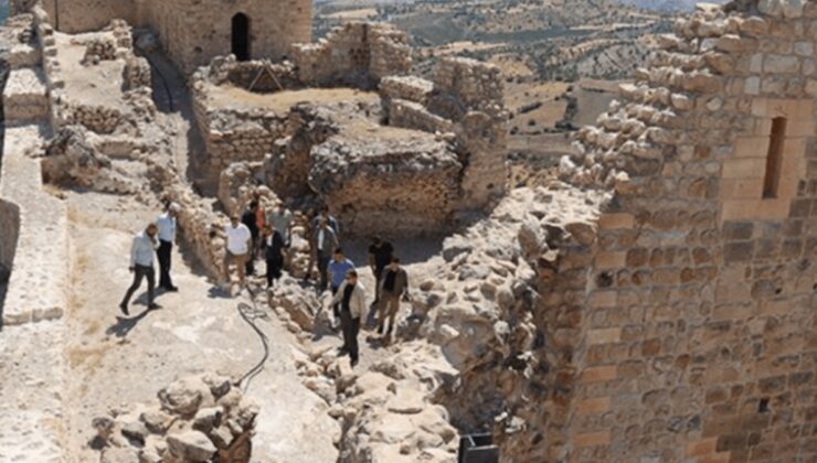 Kahta Kalesi’nde hafta sonu ziyaretçi yoğunluğu yaşanıyor