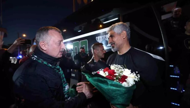 Kocaelispor Süper Lig’e Yükseldi, Taraftarlarıyla Kutladı