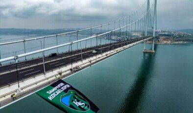 Kocaelispor’un Bayrağı Osmangazi Köprüsü’nde Dalgalanıyor