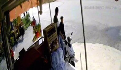 Marketçi Yaşlı Adamla Konuşurken Düştü