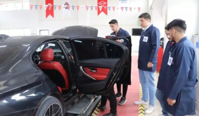 Üniversiteliler oto eksperliğini teorik ve pratik eğitimle öğreniyor