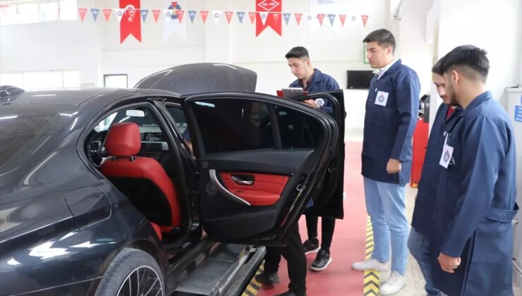 Üniversiteliler oto eksperliğini teorik ve pratik eğitimle öğreniyor