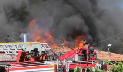 Erzincan Buğday Meydanı’nda Ahşap İş Yerlerinde Yangın Çıktı