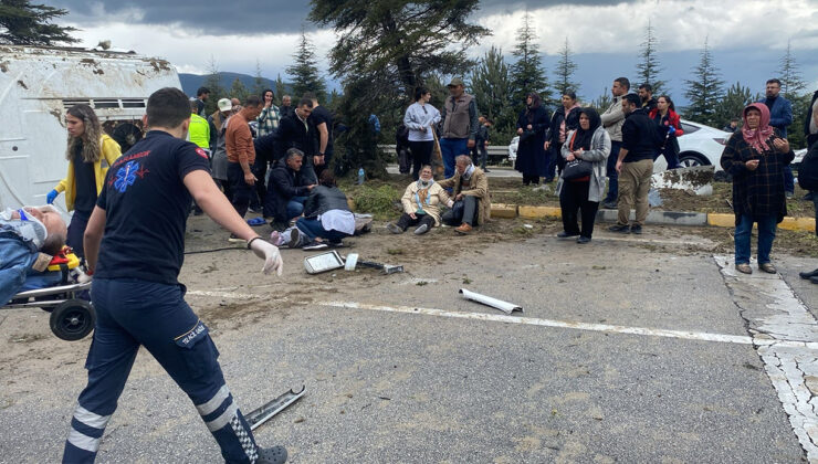 Isparta’da Yağmur Nedeniyle Yolcu Midibüsü Devrildi