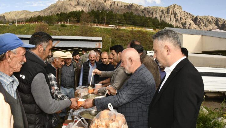 Kaymakam Yasin Ardıç ve Başkan Ömer Şentürk, Kurban Pazarı’nı Ziyaret Etti