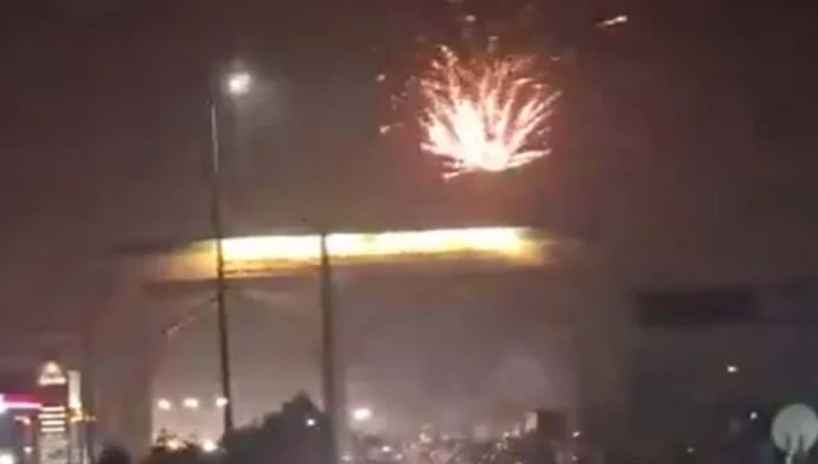 Halk Sokaklara Döküldü, Coşku Havai Fişeklerle Taçlandı