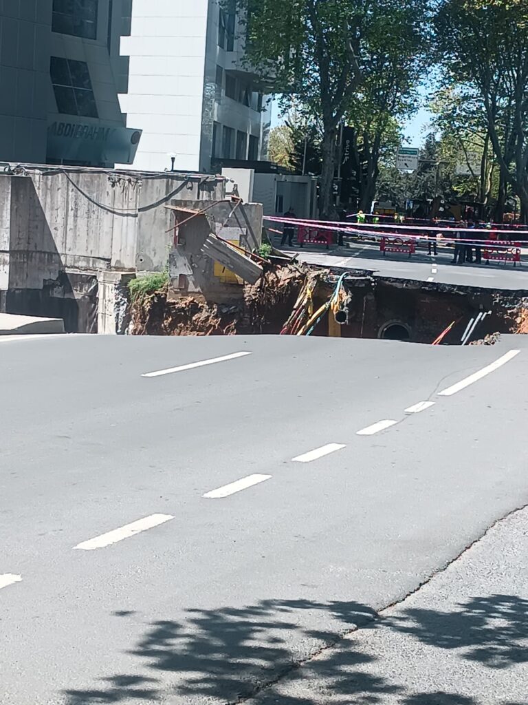 Maslak yol göçüğü