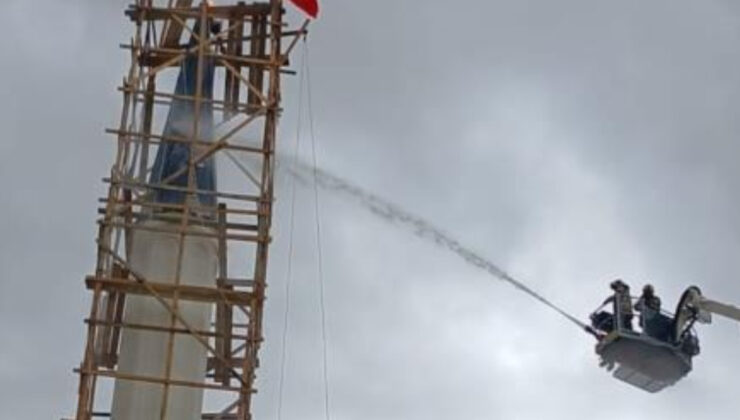 Ankara’da yıldırım düşen cami minaresi alev alev yandı