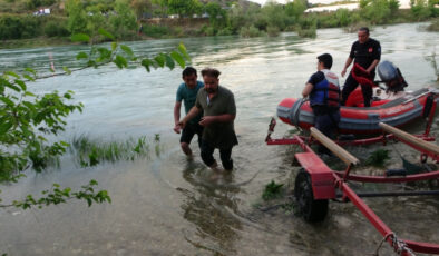 Antalya’da suların yükseldiğini fark etmeyince ırmaktaki adacıkta mahsur kaldılar