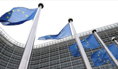 AB Komisyonu Büyüme Tahminlerini Aşağı Yönlü Revize Etti