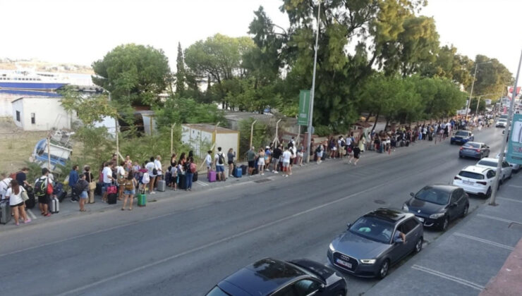 Çeşme’de Yunan adalarına tatile gitmek isteyenler uzun kuyruklar oluşturdu