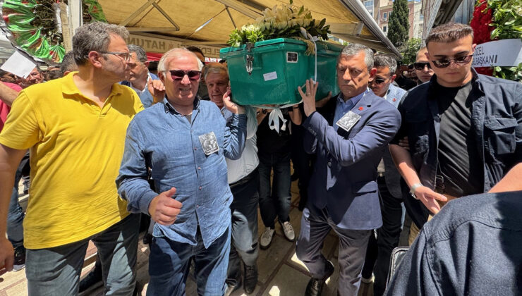 CHP lideri Özgür Özel Manisa’da cenaze törenine katıldı