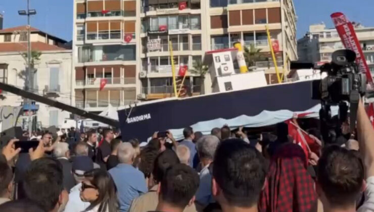 CHP’nin İzmir mitingine maket Bandırma Vapuru getirildi