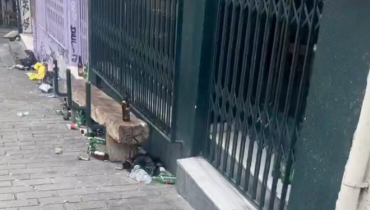 Cihangir’de sokakta eğlenen gençlerin bıraktığı pislik