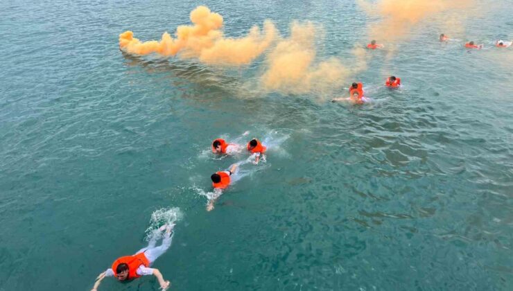 Diplomalarını Yüzerek Aldılar