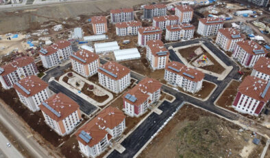 Deprem bölgesinde konutlar yükseliyor: Murat Kurum depremzede aileye misafir oldu