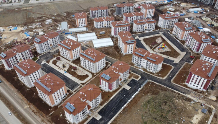 Deprem bölgesinde konutlar yükseliyor: Murat Kurum depremzede aileye misafir oldu