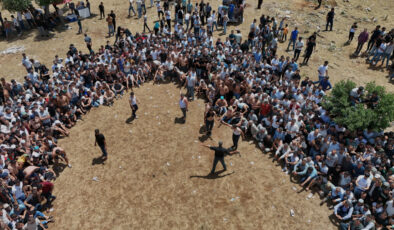 Diyarbakır’da asırlık kırbaç geleneği: Gençler festivalde birbirlerini kamçılıyor
