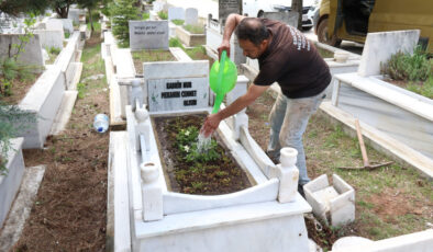 Mezar Bakımını Sanata Dönüştürdü