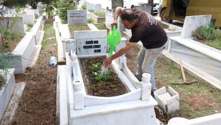 Mezar Bakımını Sanata Dönüştürdü