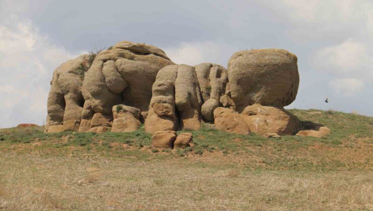 Bozkır Ortasında Gizemli Kaya Formasyonu