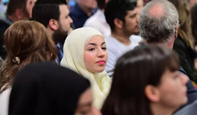 Fransa’da 15 yaş altına başörtüsü yasağı gündemde