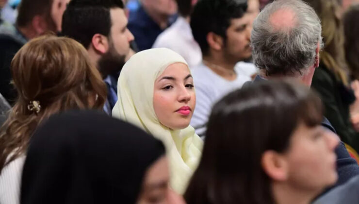 Fransa’da 15 yaş altına başörtüsü yasağı gündemde