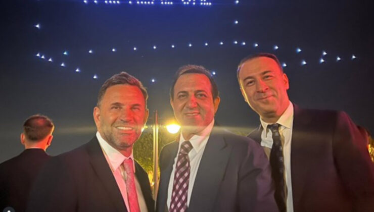 Galatasaray, gökyüzünü sarı-kırmızı yaptı