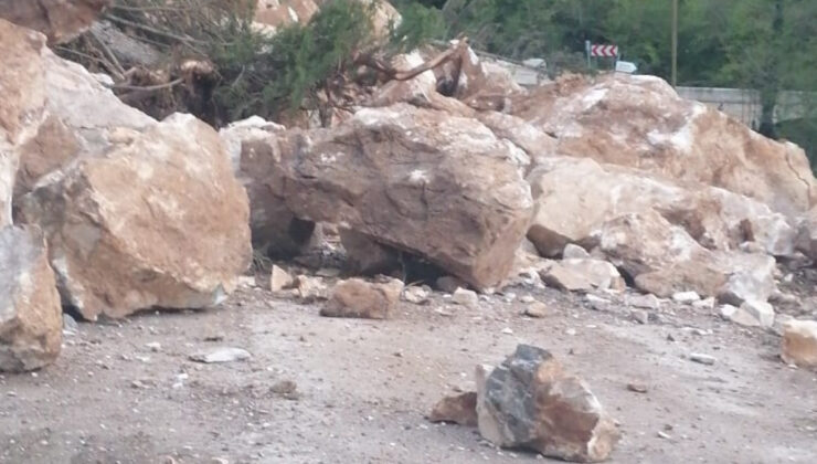 Giresun’da heyelan yolu kapattı