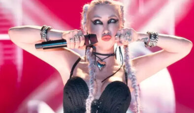 Hande Yener’den Konserde Siyasi Mesaj