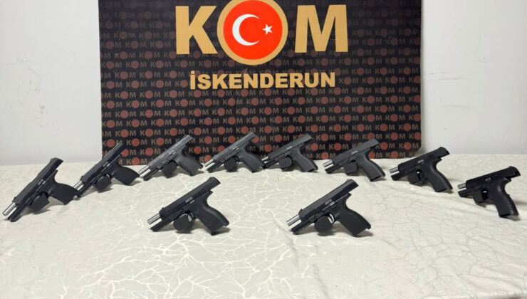 Hatay’da her yerine silah saklanan araç polisten kaçamadı