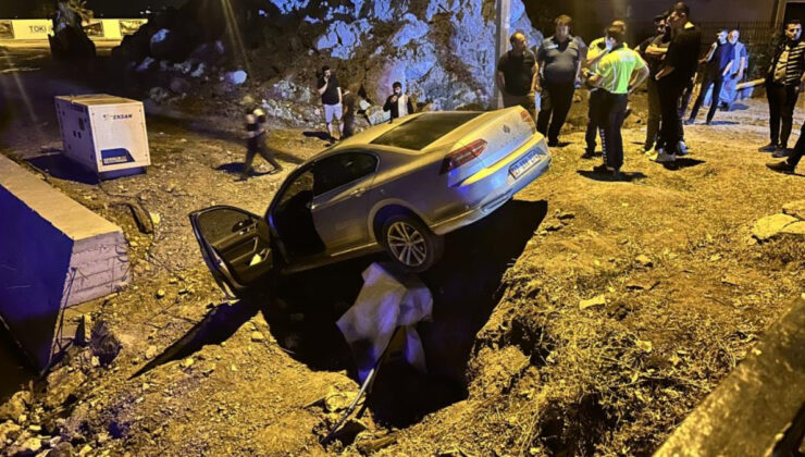 Hatay’da Otomobil Şantiye Alanına Uçtu
