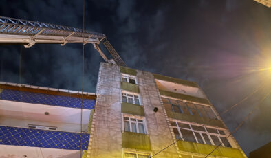 Küçükçekmece’de 7 Katlı Binanın Çatısı Alev Alev Yandı