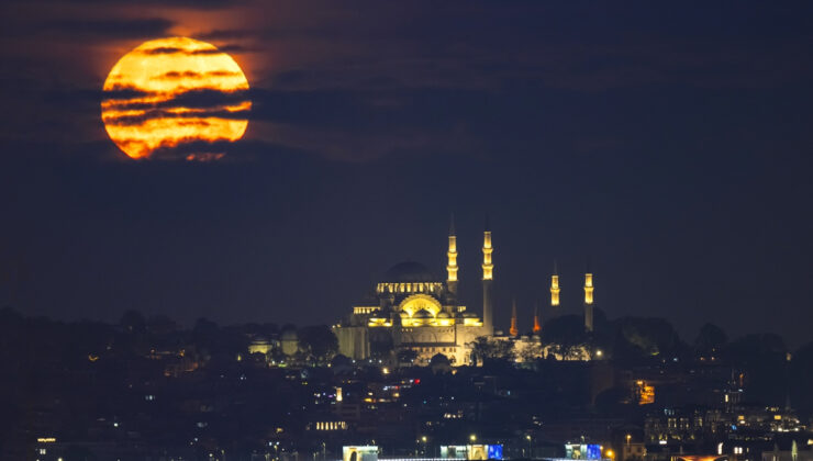 İstanbul’da dolunay manzarası mest etti