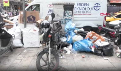 İzmir Büyükşehir Belediyesi çalışanları greve gitti: Sokaklar çöplüğe döndü