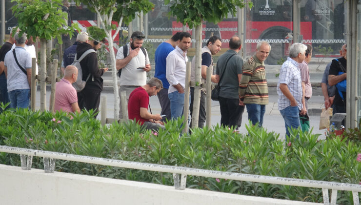 İzmir’de grevin ikinci günü: Duraklarda yine yoğunluk oluştu