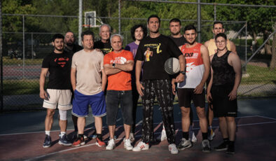 İzmir’de iki emekli, basketbol sahalarının ruhunu gençlerle yeniden canlandırıyor