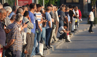 İzmir’de işçiler greve çıktı: Otobüs duraklarında yoğunluk oluştu