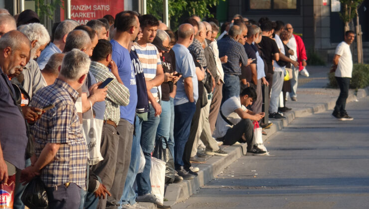 İzmir’de işçiler greve çıktı: Otobüs duraklarında yoğunluk oluştu