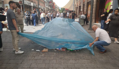 İzmir’in göbeğinde çöpten utanç manzarası: Esnaf çözümü üzerini kapatmakta buldu