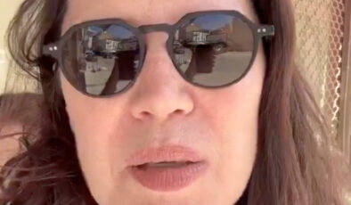 İzmir’in kokusunu sorgulayan kadın