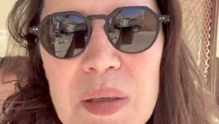 İzmir’in kokusunu sorgulayan kadın