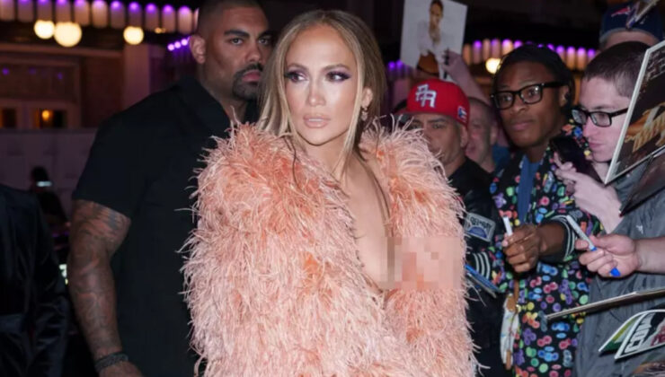 Jennifer Lopez frikik verdi! Tüylü montu kayınca